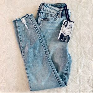 NWT | Kendall + Kylie Kontour High Rise Jeans | 28